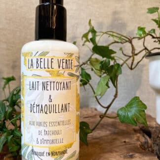 Voir le produit Lait Nettoyant & Démaquillant aux huiles essentielles de Patchouli & Immortelle (150ml) du marchand La Belle Verte