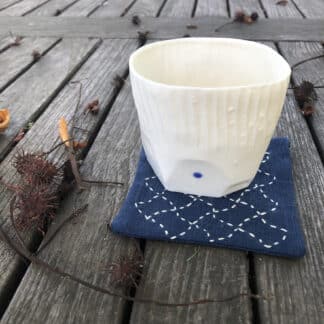Voir le produit Tasse cannelée Porcelaine du marchand Anne Maury - Céramique & Porcelaine