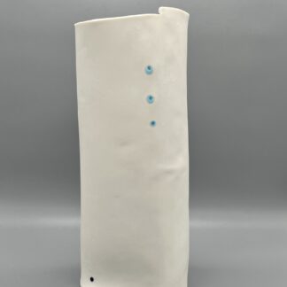 Voir le produit Vase en hauteur Porcelaine (diam 9cm, haut 22cm) du même vendeur Anne Maury